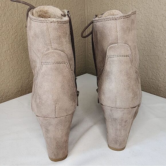 Report- Women’s Tan Poet Shearling Lined Lace-up Size Zip Booties, Size 7 - Picture 7 of 13